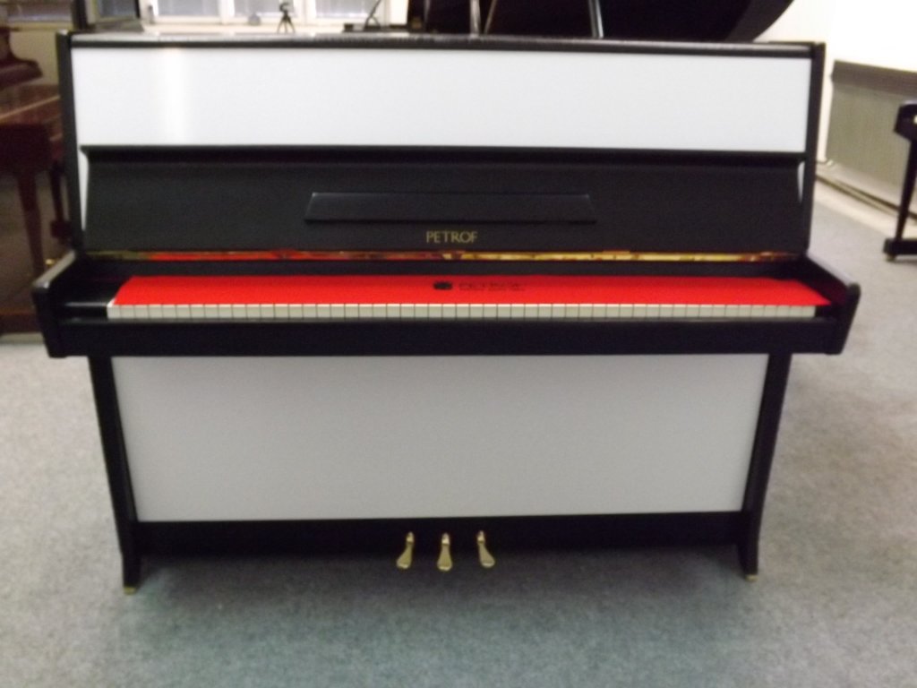 Petrof model K 114