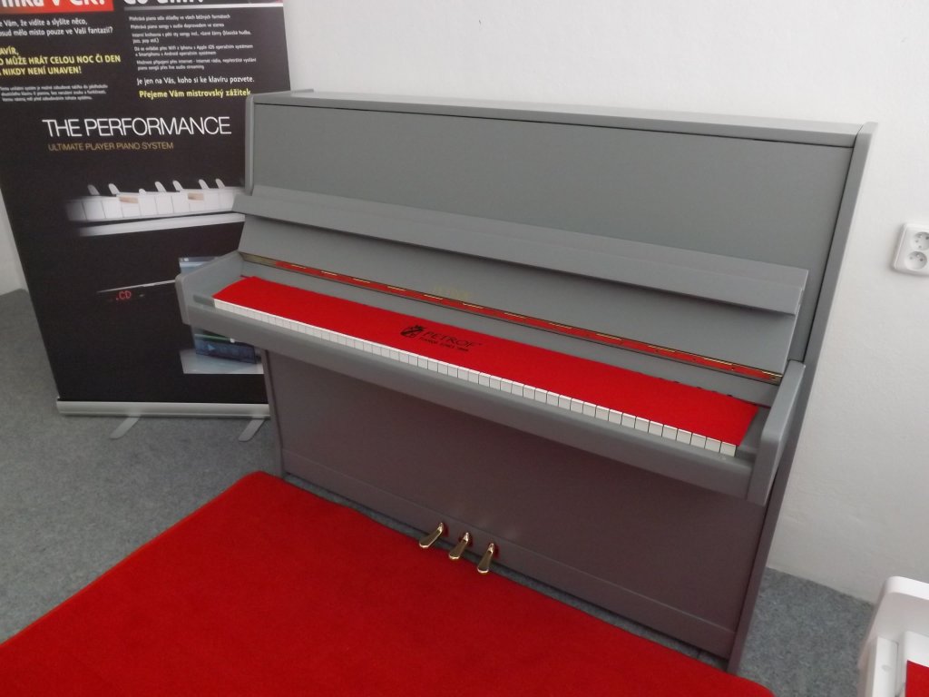 Šedý Petrof model 115 II