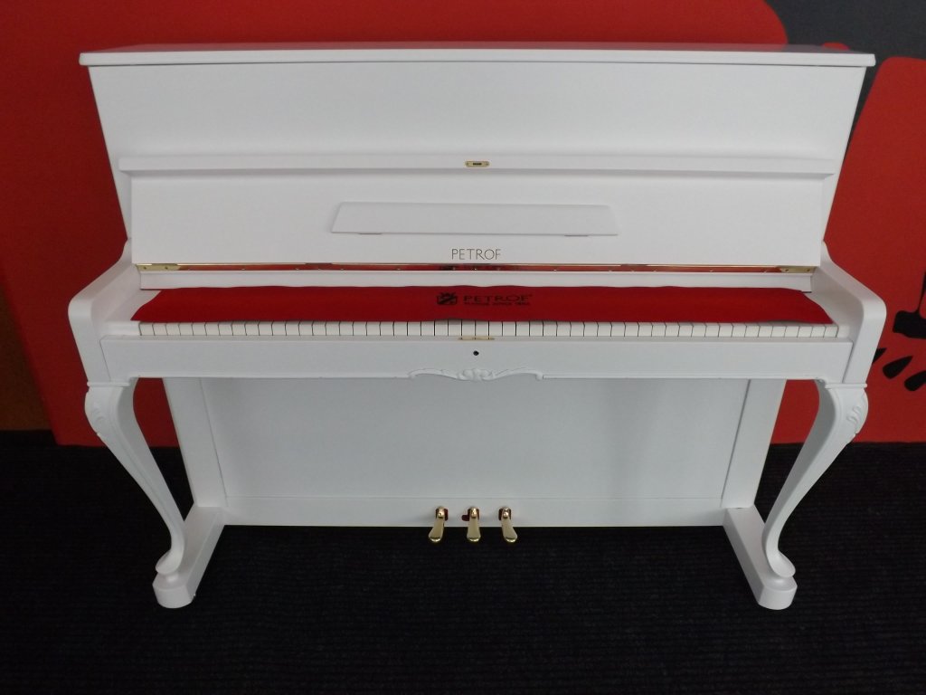 Bílý Petrof 115 Polochippendale