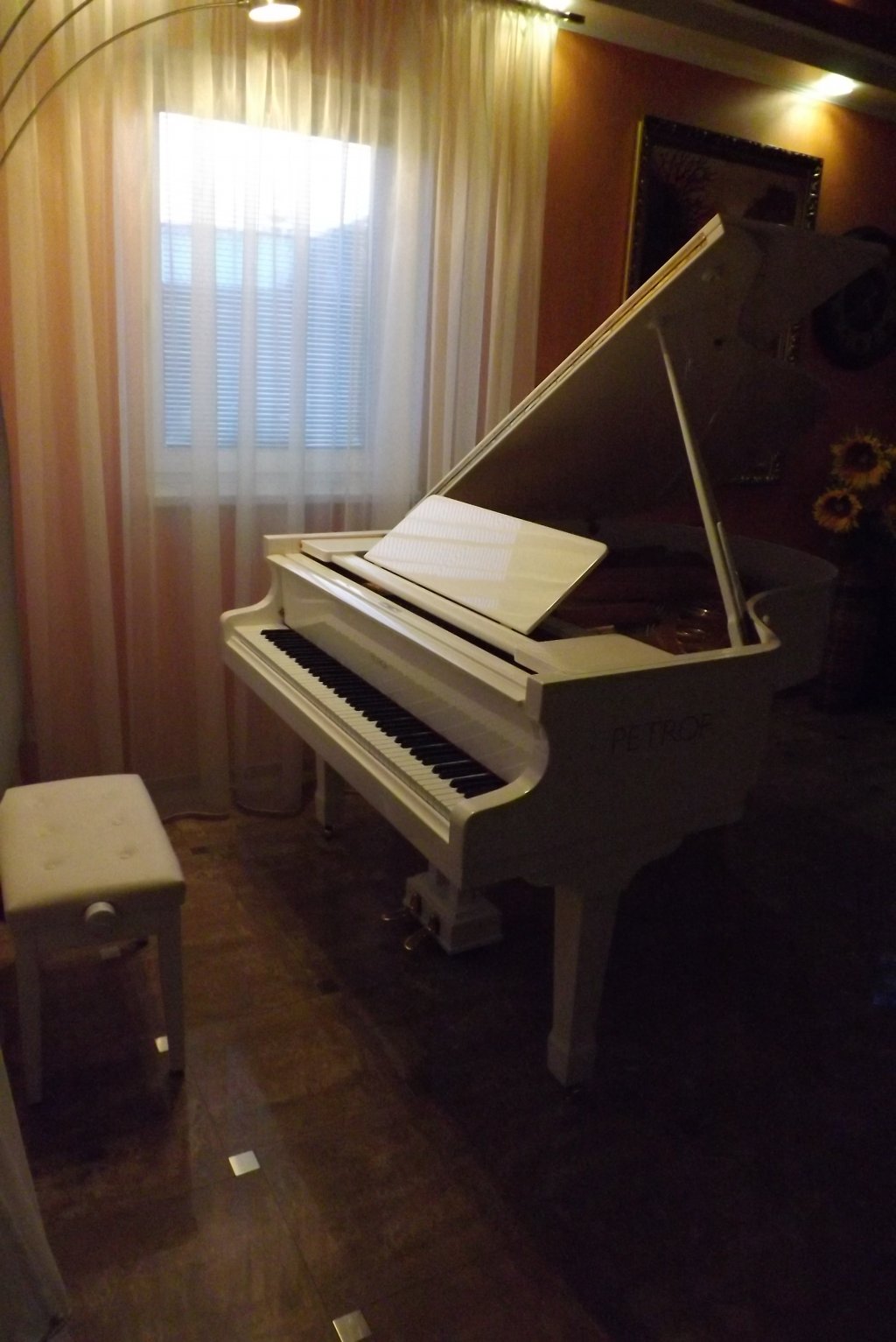 Bílý Petrof model IV