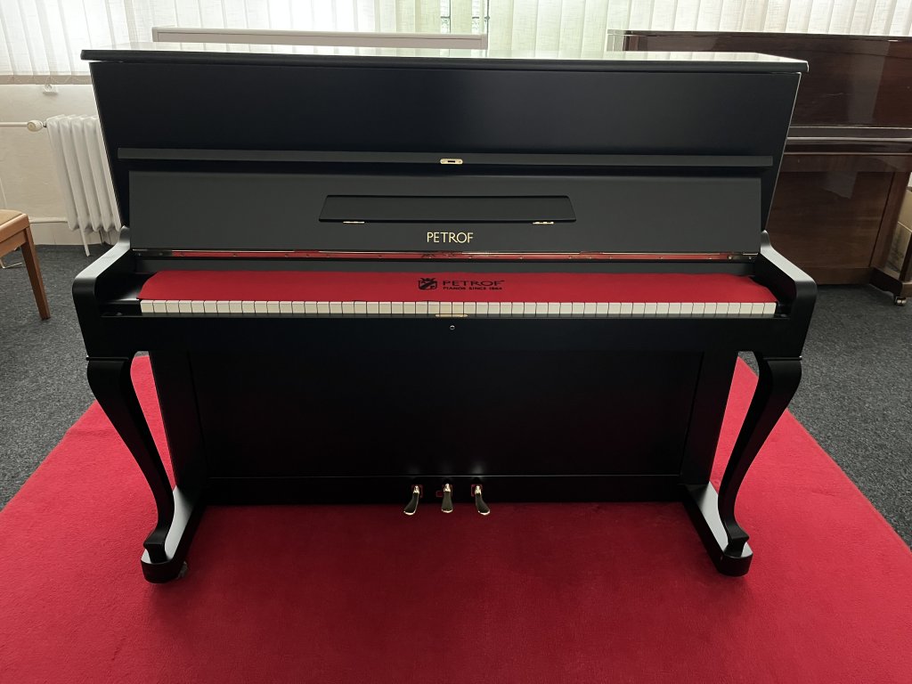 Petrof 115 Chippendale
