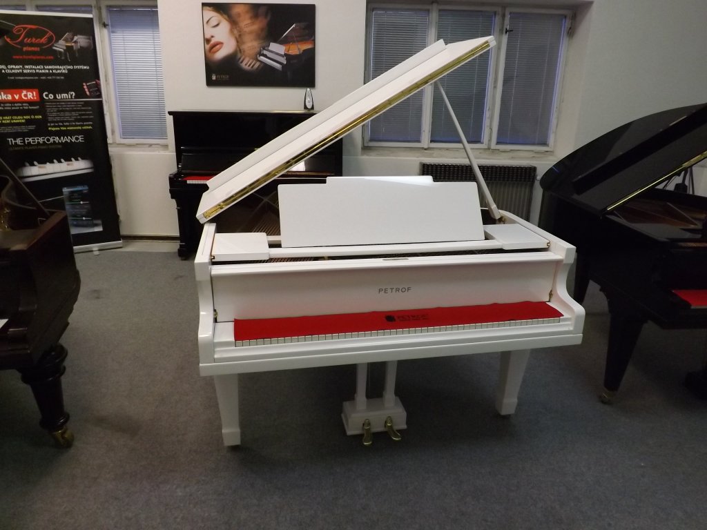 Bílý klavír zn. Petrof model IV